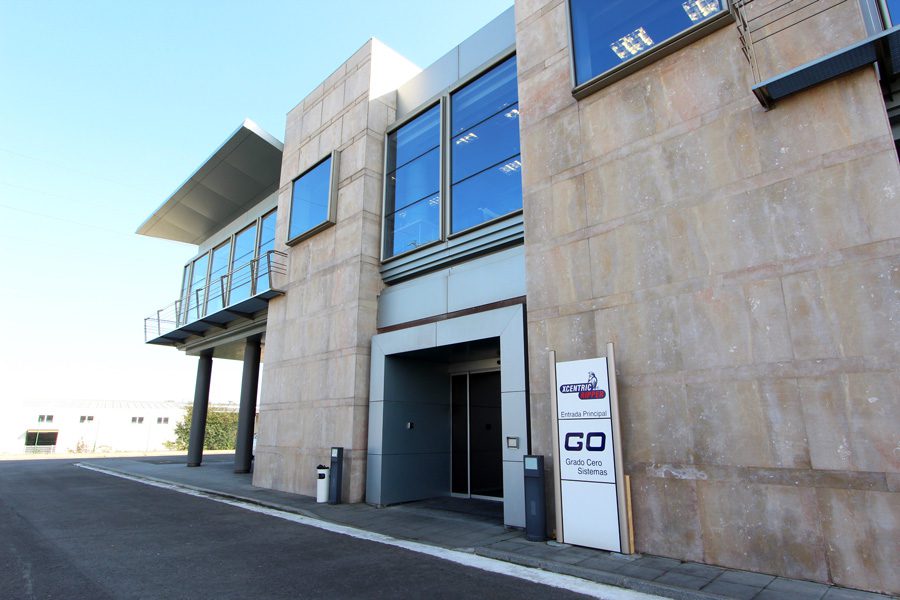 Vista exterior de la entrada al edificio donde se ubican las oficinas de Xcentric y Grado Cero