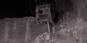 Modelo viejo de Xcentric Ripper XR35 picando en una pared