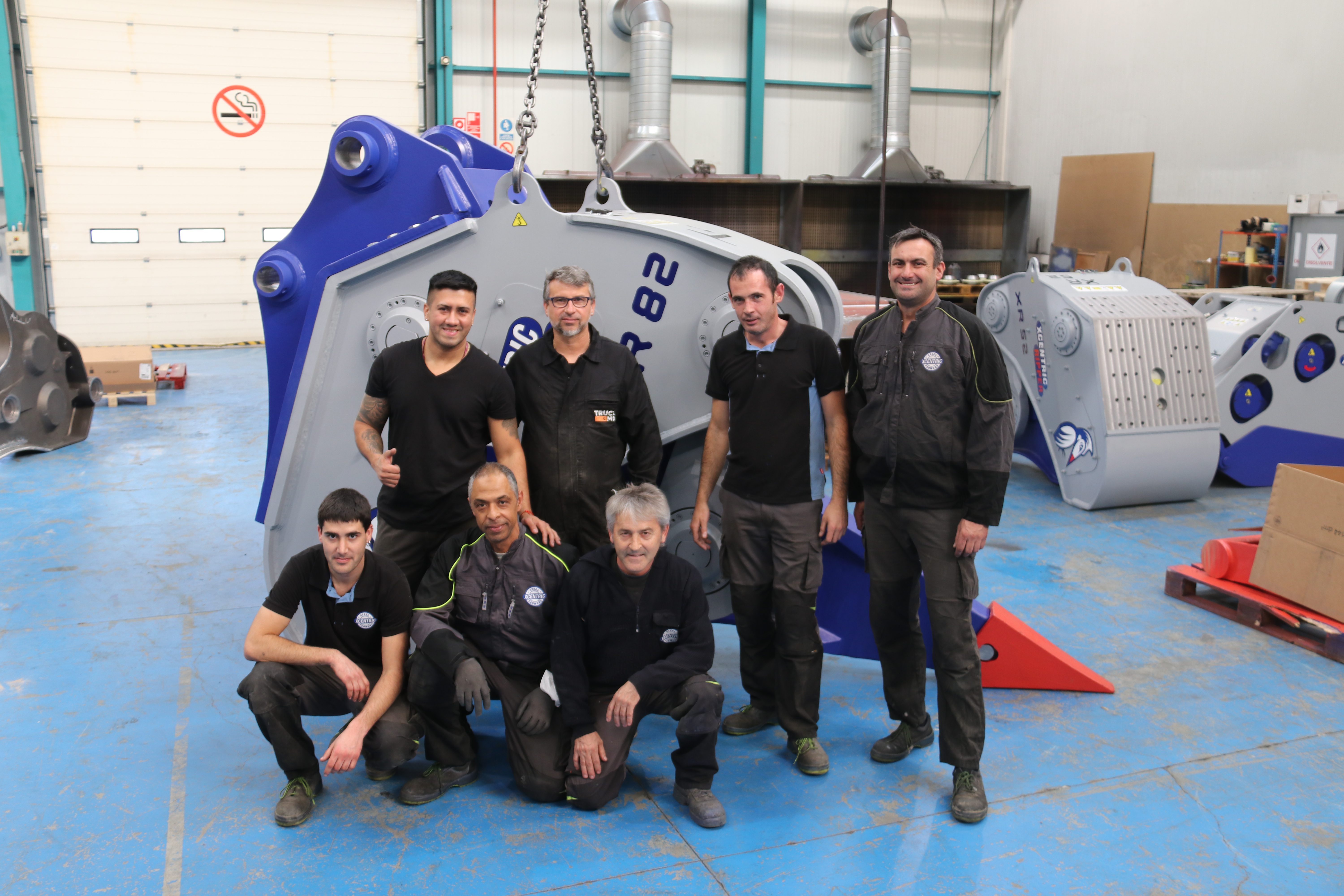 trabajadores del taller de montaje en la fábrica de Xcentric