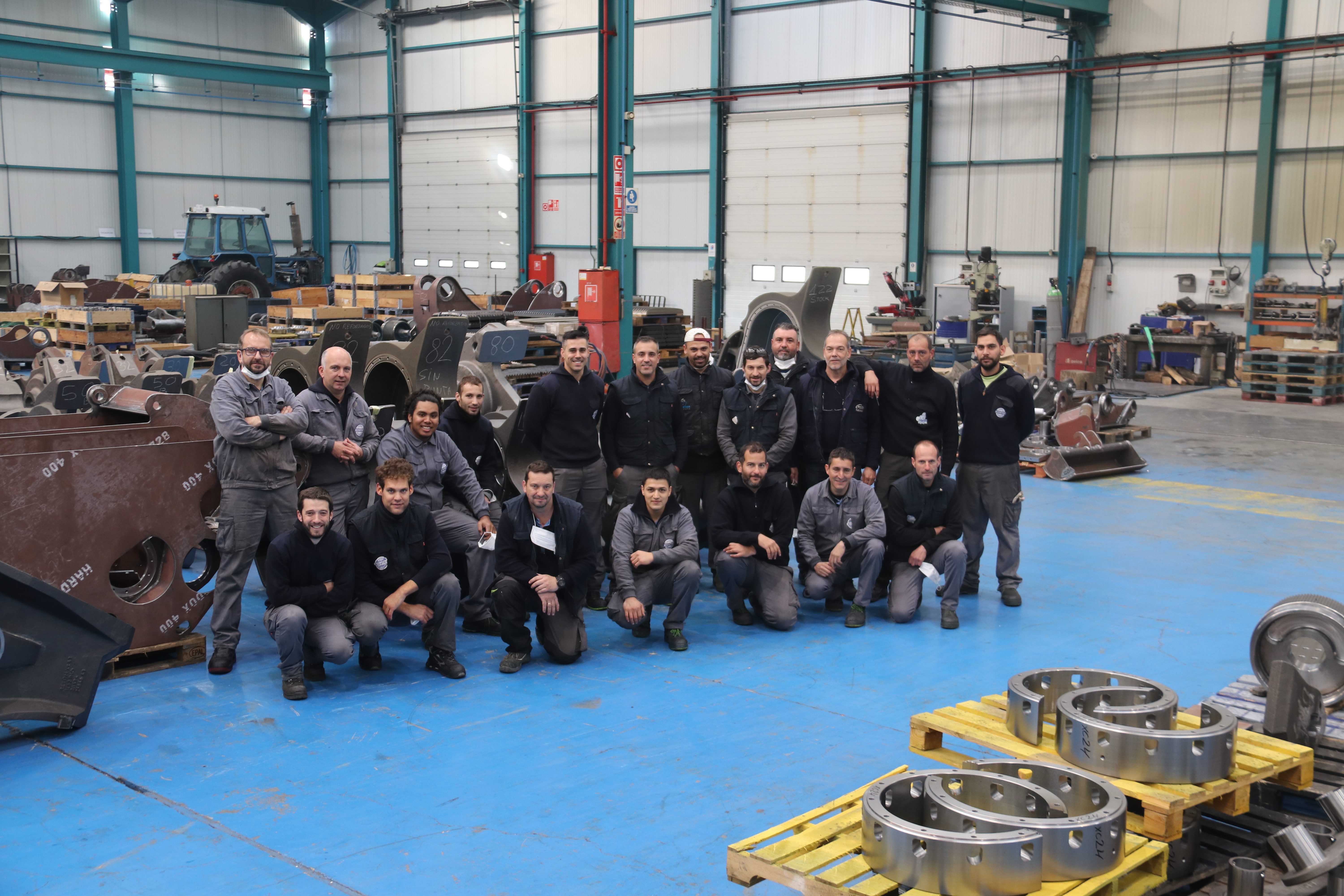 trabajadores del taller de mecanizado en la fábrica de Xcentric