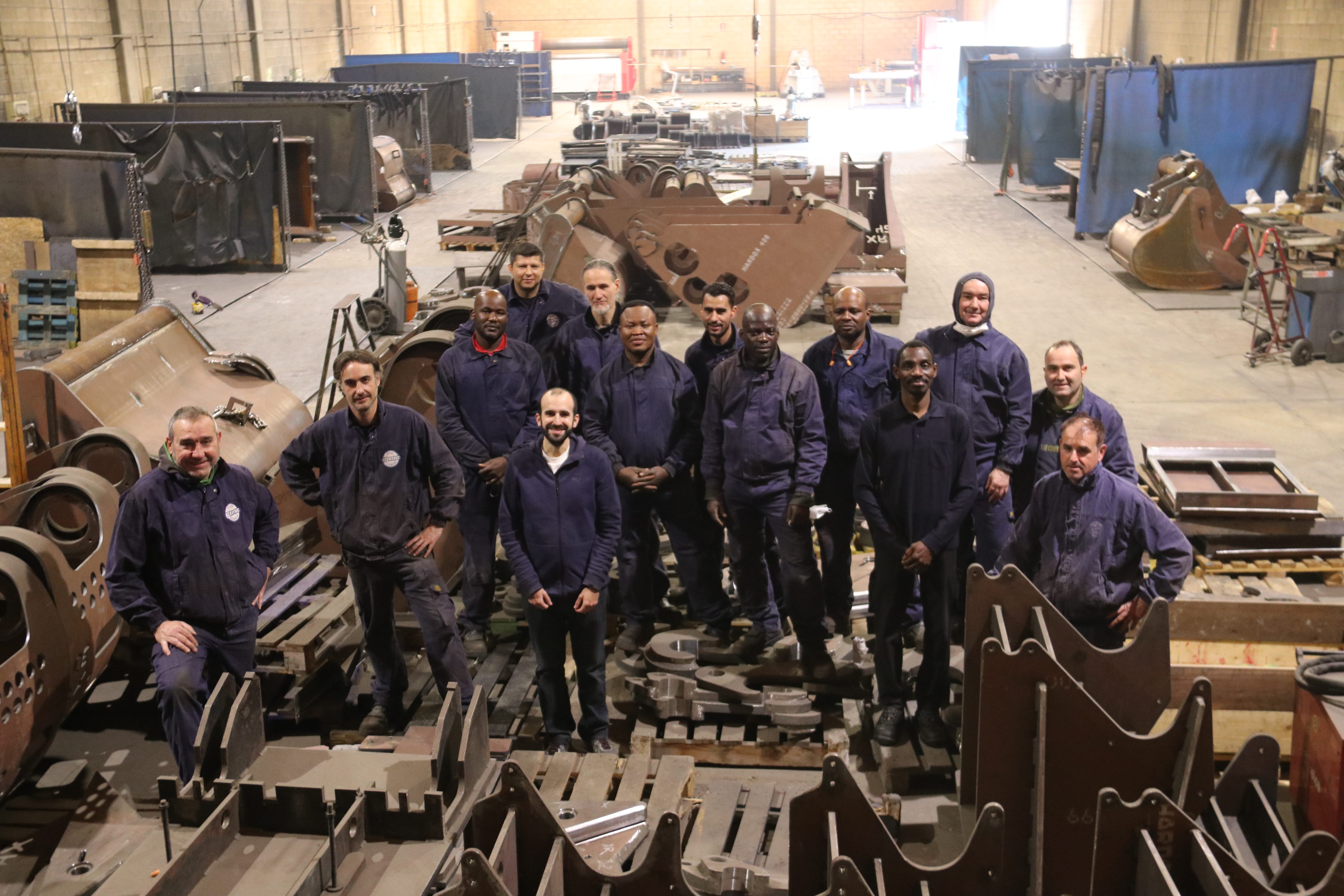 trabajadores del taller de corte y soldadura en la fábrica de Xcentric