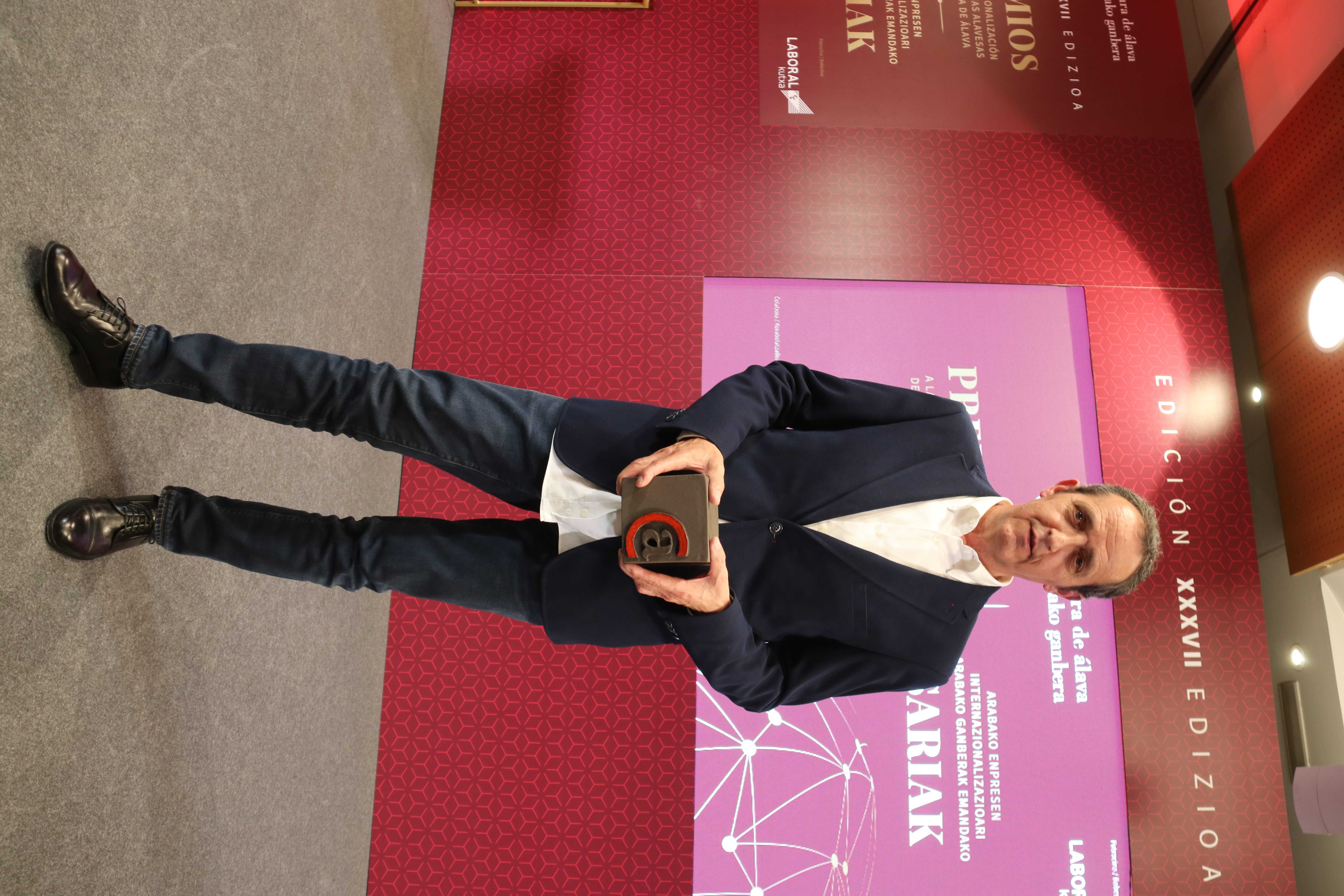 JAVIER ARACAMA WITH THE PRIZE RECIEVED IN THE AWARDS FOR THE INTERNATIONALIZATION OF THE COMPANIES FROM ALAVA, BY THE CHAMBER OF COMMERCE